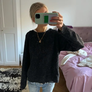 Mörkgrå stickad tröja - Mörkgrå, nästintill svart, stickad tröja. Materialet är verkligen såå skönt💕