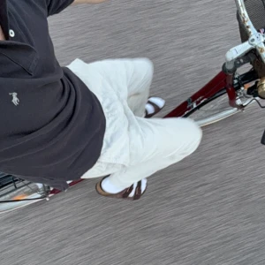 Svart pikétröja från Ralph Lauren - Säljer en klassisk brun  pikétröja från Ralph Lauren med korta ärmar och knappslå. Tröjan har en broderad logotyp på bröstet och är perfekt för en stilren look. Gör gärna av dig vid funderingar och pris kan diskuteras. Väldigt lite och varsamt använd!