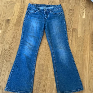 Blå lågmidjade jeans - Ett par skitsnygga lågmidjade jeans från märket Espirit!💘midjemått:39cm beninnerlängd:76cm
