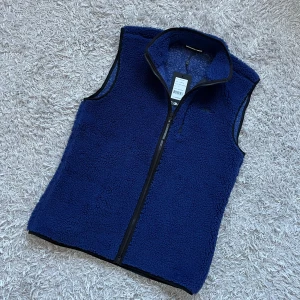 J.Lindeberg fleeceväst - Säljer en skön J.Lindeberg fleece väst! | Den är helt ny med prislapp! | I butik säljs den för 1500kr. | Storlek M. | Ställ gärna frågor innan du köper! 