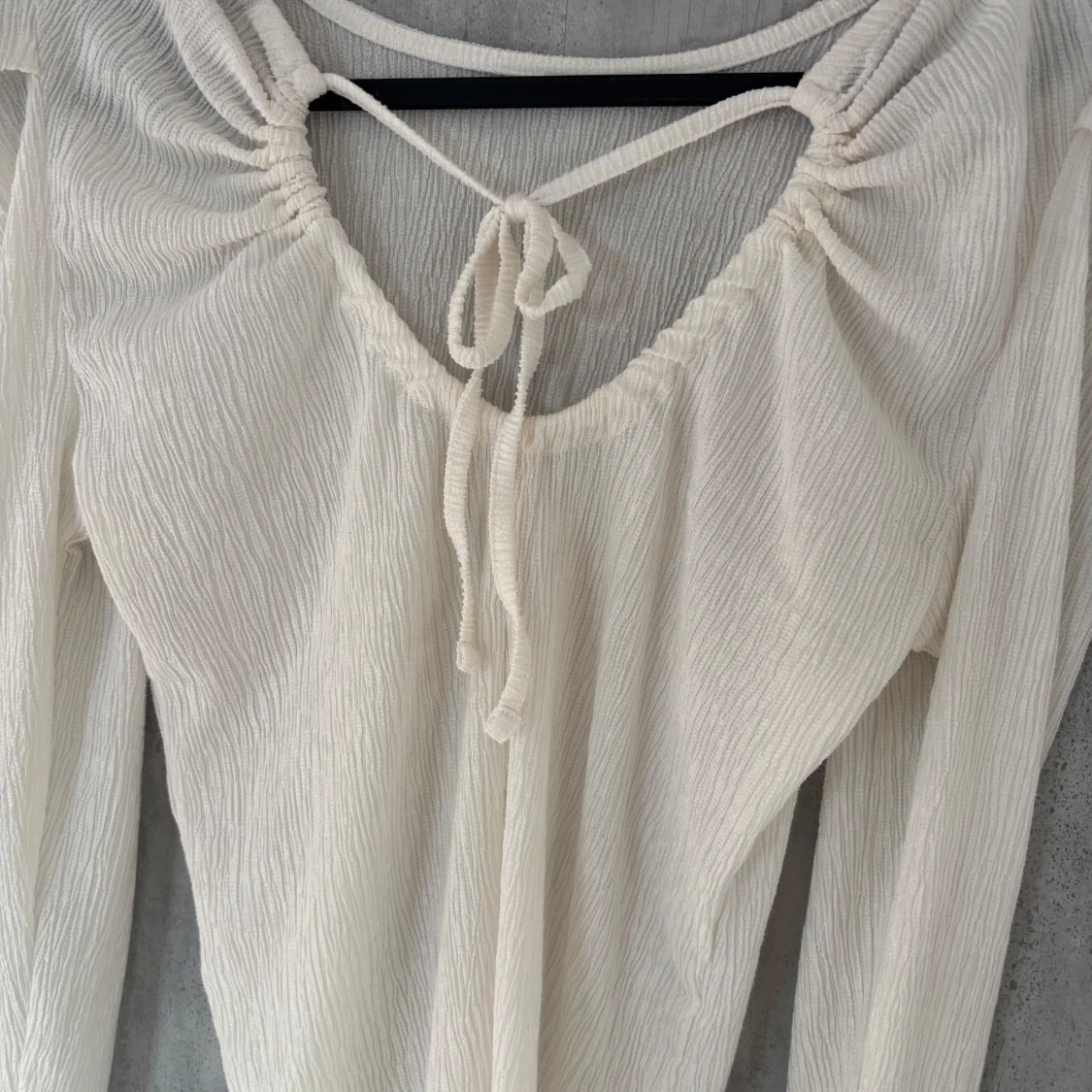 Vit långärmad topp med knyt - 1