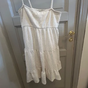 Vit klänning🤍 - Söt sommar klänning som ej kommer till användning längre🩷