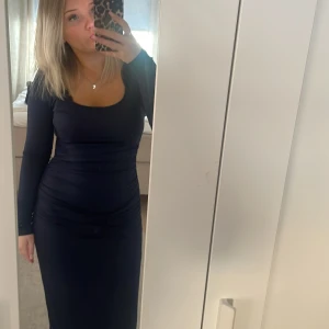 Marinblå långklänning från Gina Tricot - Snygg marinblå långklänning från Gina Tricot. Aldrig använt köpt för 359❤️