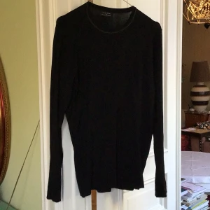 Svart långärmad tröja från Zara Man - Säljer en stilren svart långärmad tröja från Zara Man. Perfekt för en enkel och klassisk look. Tröjan är i en basmodell och passar till många olika outfits.