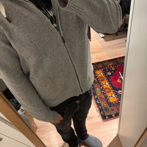 Cardigan - Tja, säljer en cardigan från Top Secret. Skick, 8/10. Storlek M. Nypris runt 1500, mitt pris är 579. Hör av dig vid frågor o funderingar!