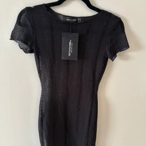 Stickad klänning - Kort stickad klänning, funkar bra som beach cover-up, från Prettylittlething. Ny, aldrig använd, med lappar kvar. Obs! Tyvärr inte stretchig, så skulle säga att den snarare är som stl 34 än 36.