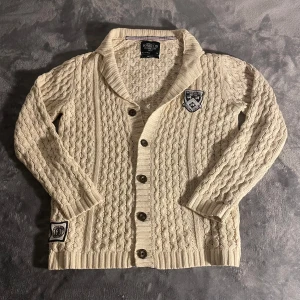 Stickad Cardigan Kofta Från Bondelid - Säljer en stickad cardigan kofta från bondelid i färgen beige. Varan är i mycket bra skick och har varit väl omhändertagen. Om du har några frågor så tveka inte att höra av dig. Pris går att diskuteras