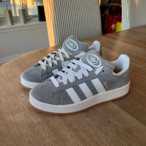 Adidas Campus - Gråa adidas campus helt nya och oanvända! Följer med både vita och gråa snören till skorna. Säljer då de är för små för mic