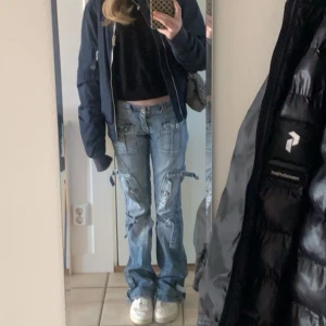 Blå jeans med detaljer - Sååå nice lågmidjade jeans. Köpte k Danmark second hand för 800! Coola fickor som sticker ut💕💕 finns fickor där bak med