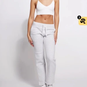 Grå russemerch byxor - Jag säljer dessa russemerch byxor då dom inte kommer till användning💕 Dom är noppriga därav priset men det går att ta bort med noppmaskin💕 Annars har dom inga fläckar och är jätte fina💕 Skriv om ni har frågor och tar emot prisförslag