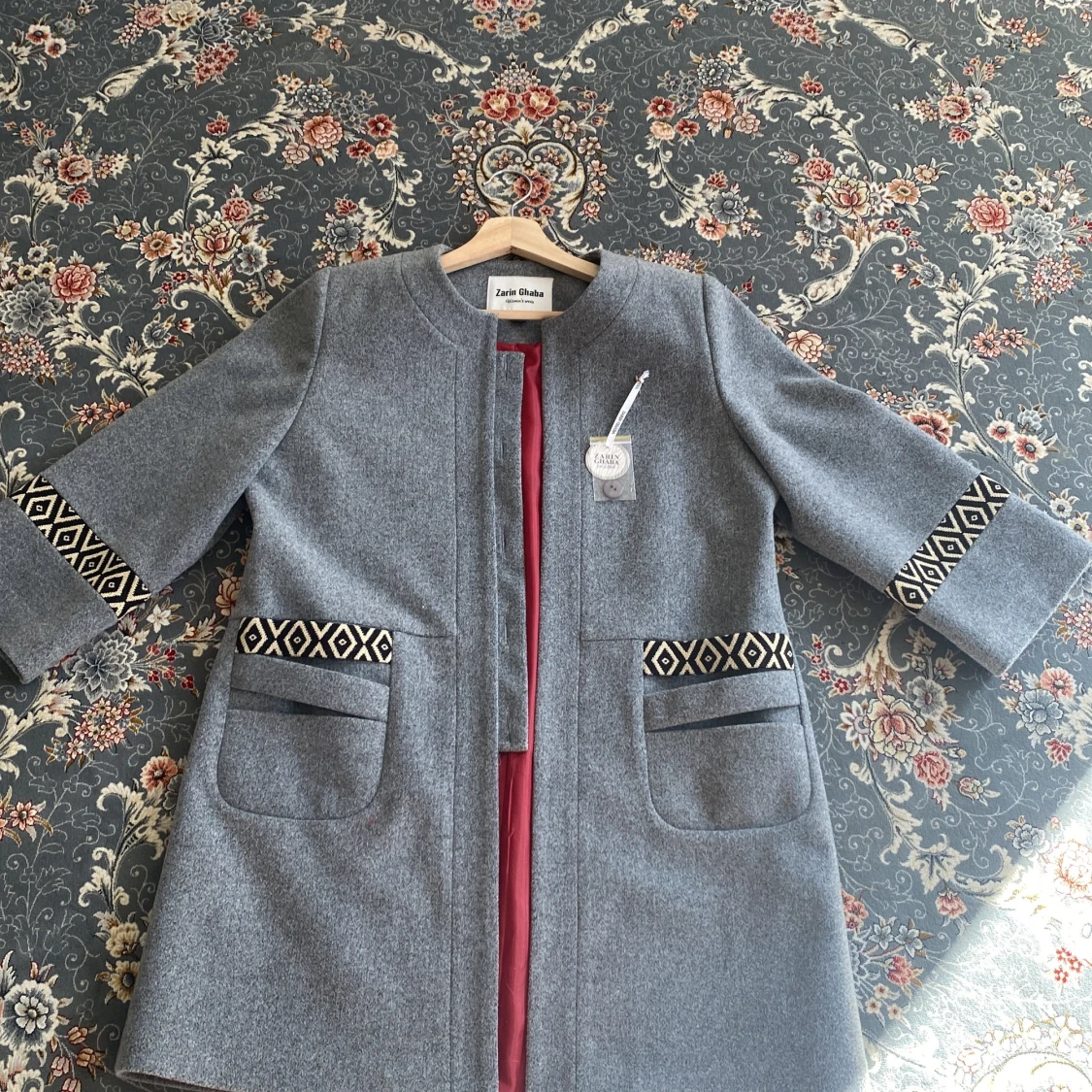 Grå kappa från Zarin Ghaba