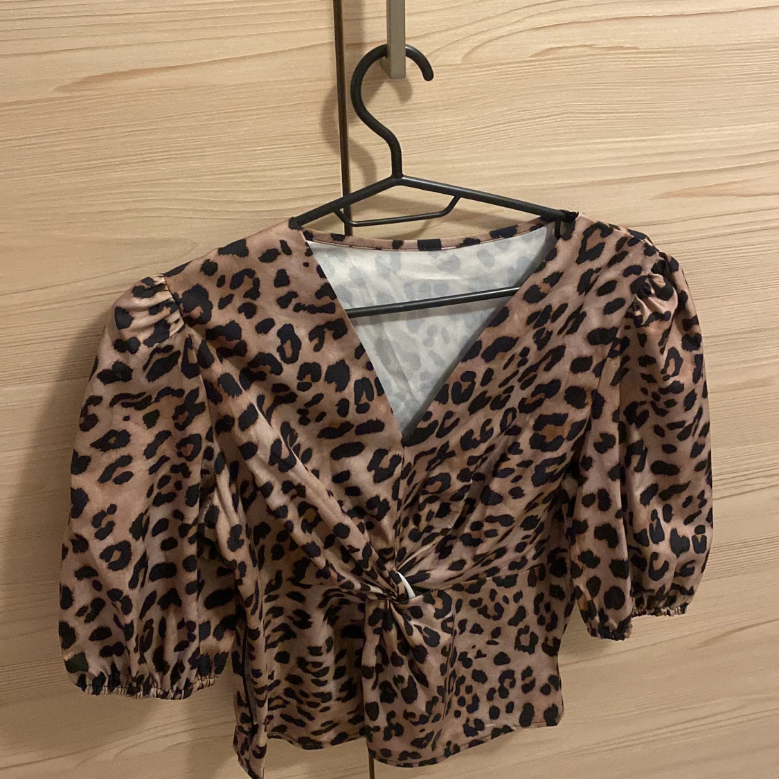 Leopardmönstrad blus med knyt - 1