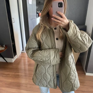 Jacka  - Snygg grön vår jacka från hm. Storlek S men skulle säga att den passar bättre som M!