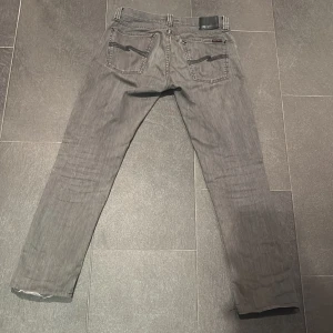 Nudie slim jeans - Modellen e grim tim, uppsydda från L34 till L32 | finns defekt vid benöppning som syns på bild 4, går att fixa hemma eller lämna in hos nudie | skriv för bud elr funderingar