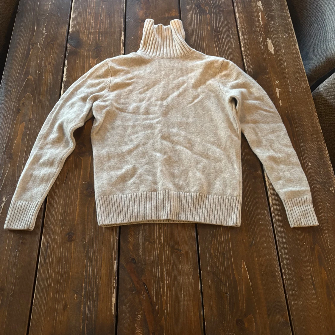 Beige polotröja i mjuk stickning