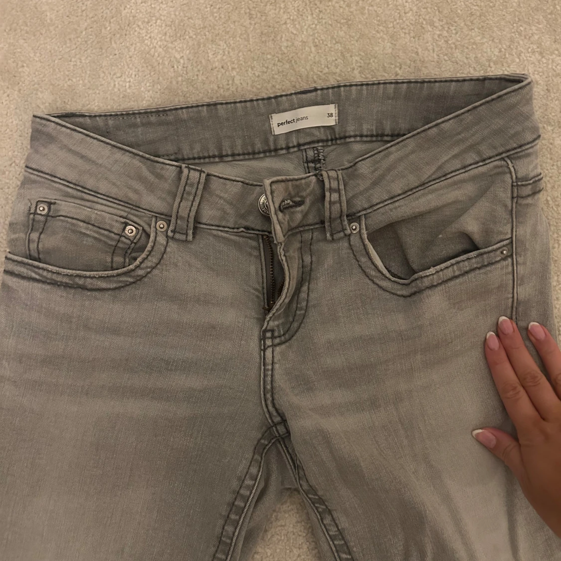 Grå bootcut jeans från Gina Tricot - 2