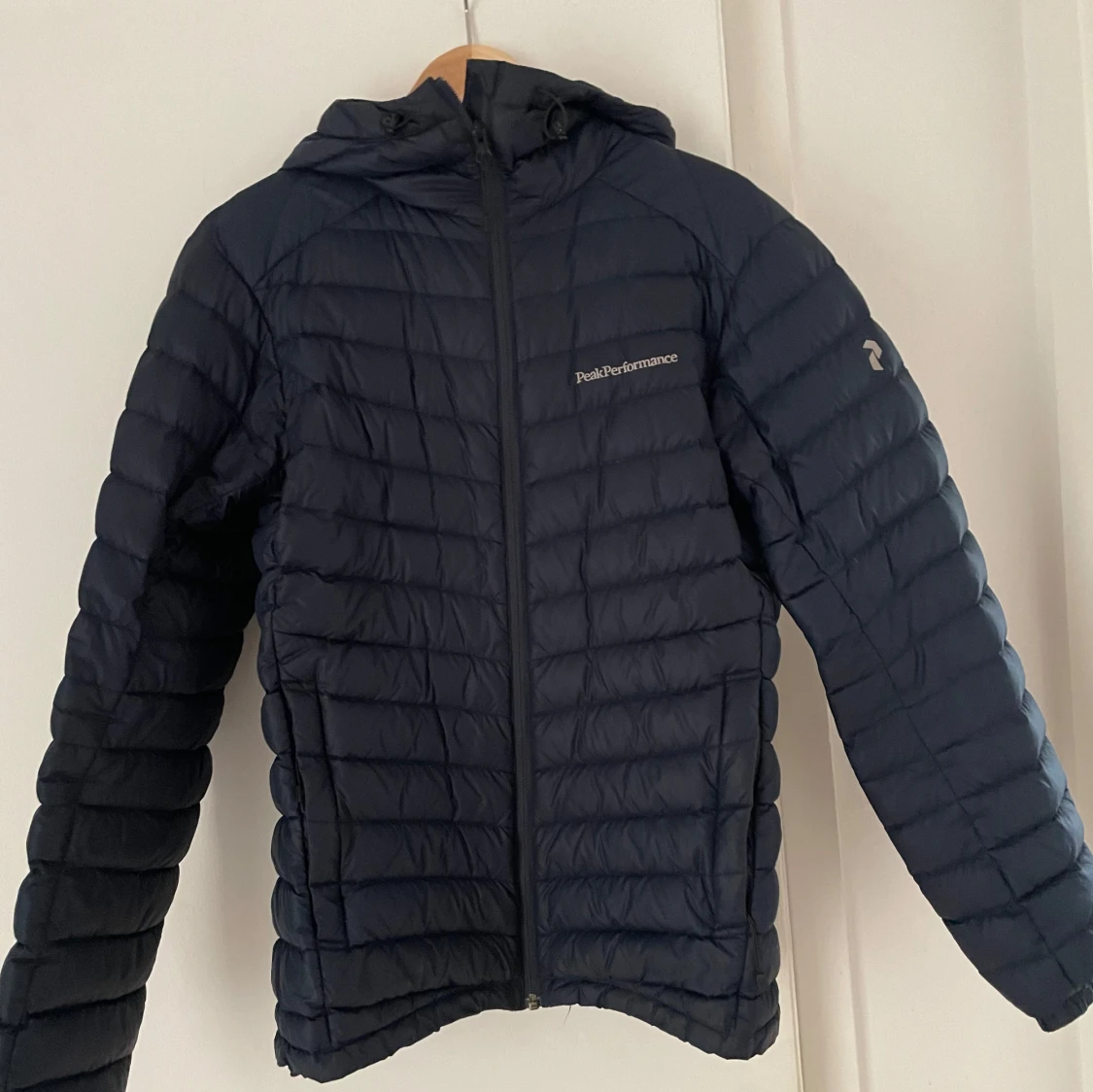 Marinblå dunjacka från Peak Performance