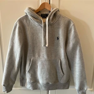 Grå hoodie från Ralph Lauren - Säljer en stilren grå hoodie från Ralph Lauren med klassisk passform. Säljer den då den är för lite för mig. Hör av er för fler frågor 