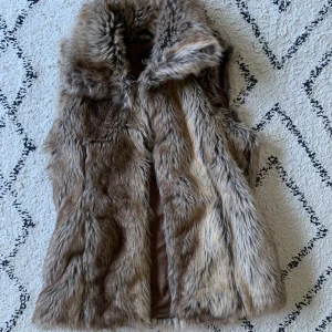 Brun pälsväst  - Jättefin pälsväst, aldrig använd, står ingen storlek men är S för referens och passar nog S/M