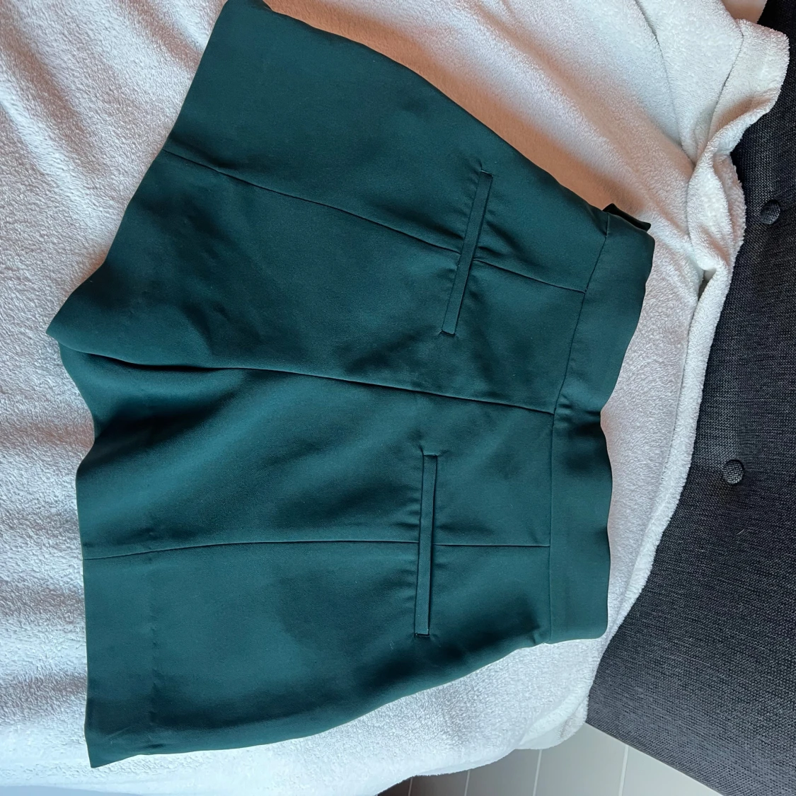 Mörkgröna kosymshorts med hög midja - 1