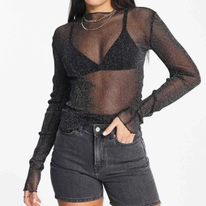 Glittrig mesh topp - Glittrig långärmad mesh topp. Ny, aldrig använd, men lappar kvar. (Bilderna är lånade från Asos där den är köpt från).