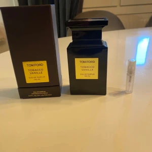 Tom Ford Tobacco Vanille 3ML - Elegant och lyxig parfym från Tom Ford, Tobacco Vanille, i en stilren mörk flaska med guldetikett. Flaskan rymmer 3 ml och har en distinkt doft av tobak och vanilj. Perfekt för den som vill ha en sofistikerad och varm doftupplevelse.