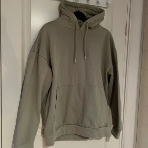 Grön hoodie från 157 - Grön hoodie från 157. Egentligen från herravdelningen men funkar lika bra som unisex