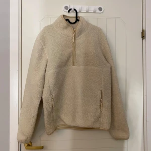 Beige fleecejacka från Scandinavian Design - Mysig beige fleecejacka från Scandinavian Design med halv dragkedja och hög krage. Perfekt för kyliga dagar. Jackan har två praktiska fickor med dragkedjor. Storlek M, super mysig! Bara skriv vid frågor elr funderingar 🥰 pris går att diskutera 