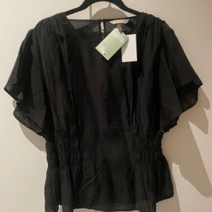 Svart blus  - Svart blus som är oanvänd med prislapp kvar!