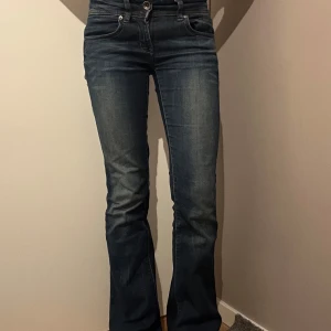 Mörkblå bootcut jeans - Snygga Bootcut jeans! Inga defekter 