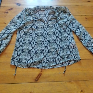 Blus med djur print  - Säljer en fin blus med djur print, den har snören för att knyta öppningen med. Perfekt för resor eller vardag❤️
