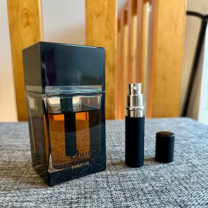 Dior Homme Parfum - 5 ml sample av den lyxiga DHP. Parfymen tillverkas inte längre, och är svår att få tag i. Perfekt för den som vill ha en sofistikerad doft.