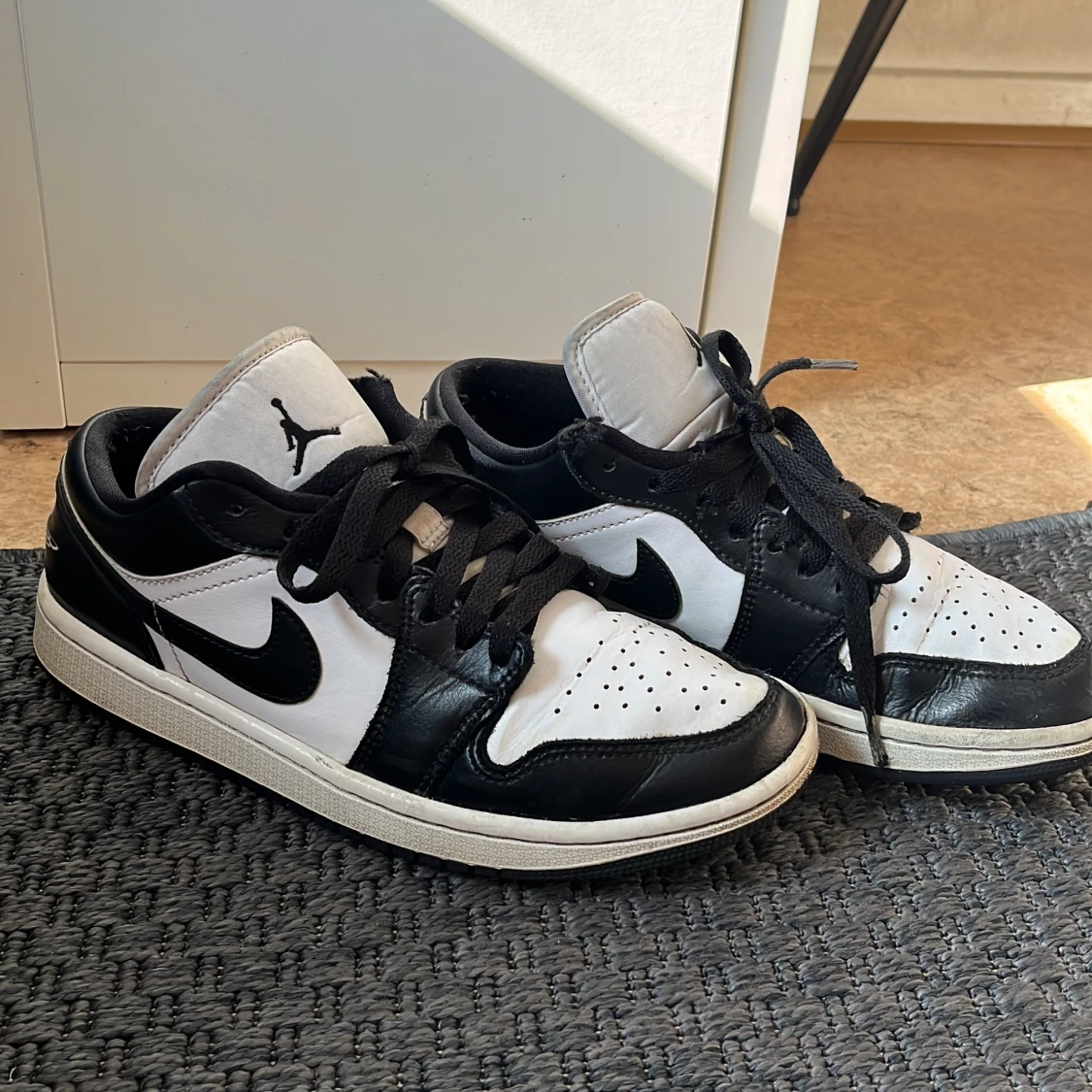 Nike Air Jordans i svart och vitt