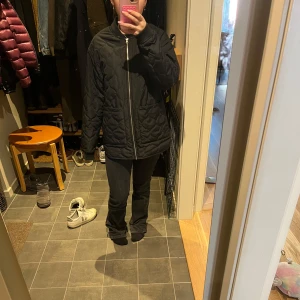 Svart vårjacka - Säljer en svart quiltad jacka med dragkedja. Den är i fint skick. Perfekt för höst och vår.