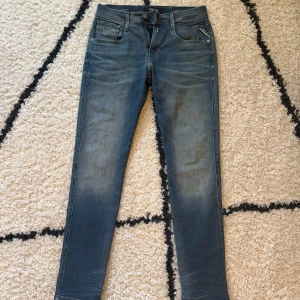 Blå jeans från Replay - Snygga blå jeans från Replay i modellen Anbass. Perfekta för en avslappnad stil. Knappt använda och kvitto och allt finns kvar. Ny pris 1600kr