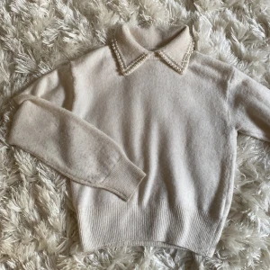 Vit stickad tröja med pärlkrage - Säljer en super fin och varm vit stickad tröja med pärlor❤️ nypris 500