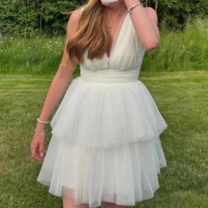 Vit klänning - Vit kort klänning, använd endast en gång på min student! Väldigt fint skick, strl XS. Jag är 174