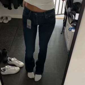 lågmidjade jeans - lågmidjade mörkblå crocker jeans från JC. helt slutsålda och jätte sköna❤️ nypris är 899🥰 går hela vägen till marken på mig som är 165