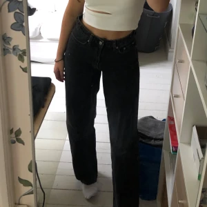 Svarta jeans - Svarta jeans från lager 157, säljer för att de inte kommer till användning längre 🥰 Det är bara att ställa frågor!