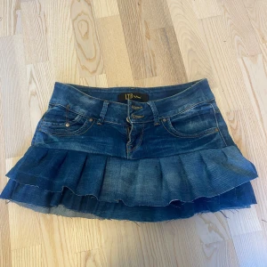 Jeanskjol med volang från LTB - Ltb jeans som jag sytt om till världens sötaste och snyggaste kjol🤩😍 Den är låg i midjan och ganska kort med två rader volanger! 38cm midja, passar så bra till allt🥰