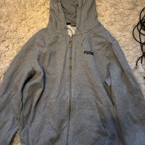 Grå hoodie från Puma - Grå zip upp hoodie från Puma❣️ Inga defekter och är i bra skick!