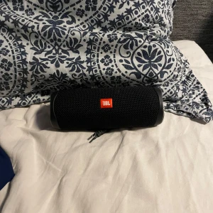 JBL Högtalare  - Jbl högtalare till salu. Inget fel på den, använder den knappt eftersom jag har en annan större högtalare. Använt några gånger men funkar som den vore ny. Du får självklart med laddaren. Om du vill ha mer bilder eller kanske en video med ljud så hör gärna av dig. 