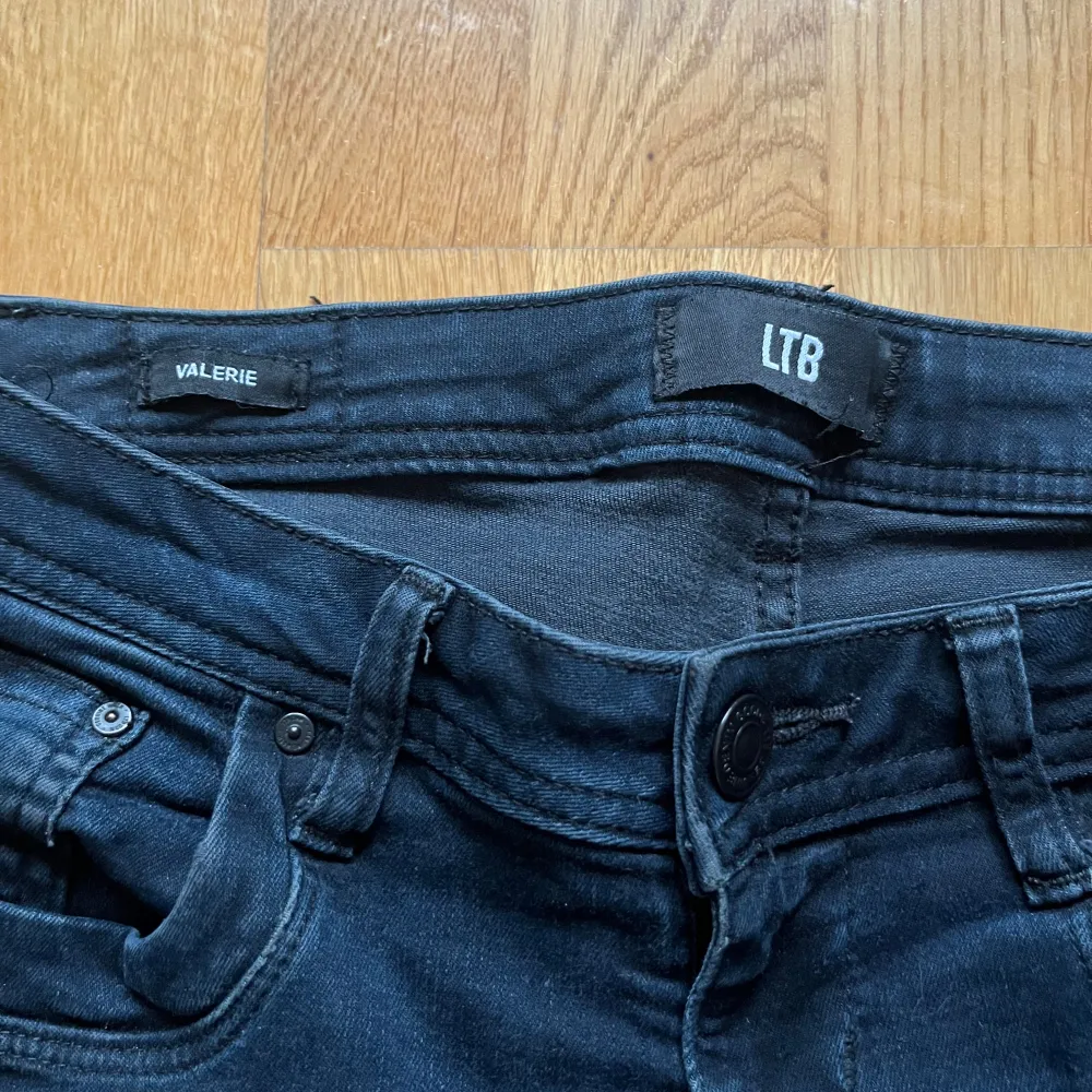 Snygga svarta jeans från LTB med en klassisk design. De har en normal passform och är perfekta för en stilren look. Jeansen har en knappgylf och är tillverkade i ett bekvämt material.. Farkut & Housut.