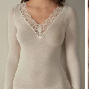 Vit intimissmi tröja  - Några små hål som man nog enkelt kan laga, annars bra skick