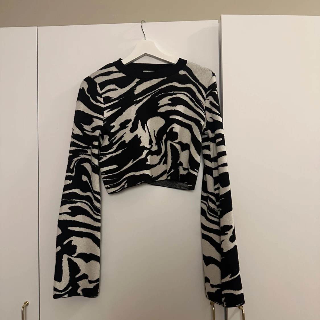 Svartvit zebramönstrad croppad tröja - 2
