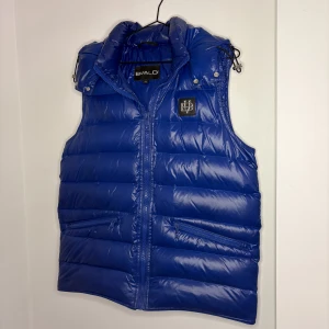 Bvaldi väst - Bvaldi väst i färgen blå och storlek XS(passar som S) skick är 9/10 nästan helt ny. Skriv DM vid frågor och funderingar. Priset kan diskuteras.