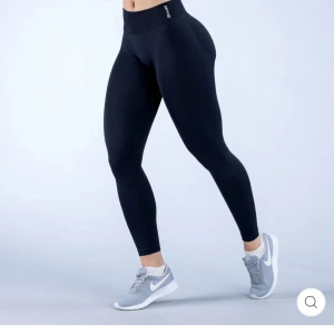 Dyfne tights  - Snygga och bekväma svarta tights från Dyfne. De har en tight passform som ger en bra form, samtidigt som materialet är stretchigt. Haft de ett tag därav att texten innanför byxorna är borta, annars är de utan defekter. Köpa för ca 600kr, frakt tillkommer