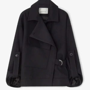 SÖKER! - Söker Dagmars Aivator Coat i antingen svart eller beige i storlek 34/36. Hör av er om ni kan tänkas sälja 🫶🏼