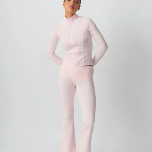 Matchande sett ljusrosa, lågmidjade - SLUTSÅLT! Säljer en ljusrosa träningströja med dragkedja och matchande yoga pants. Tröjan är i xs och byxorna xs, säljs tsm!