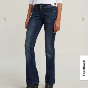 Blå bootcut jeans - Snygga blå bootcut jeans . Jeansen har en mörk tvätt och är i bra skick💕dem är fårn G STAR